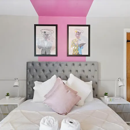 Stylish Abode - Sleeps 10 Bristol