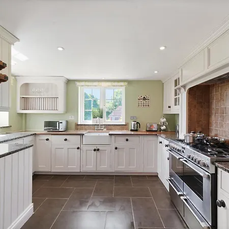 Stylish Abode - Sleeps 10 Semesterbostad