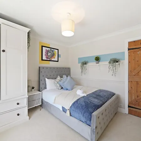 Stylish Abode - Sleeps 10 Hébergement de vacances Bristol