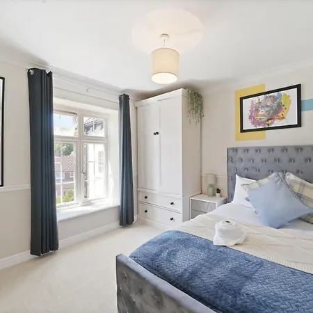 Stylish Abode - Sleeps 10 Bristol