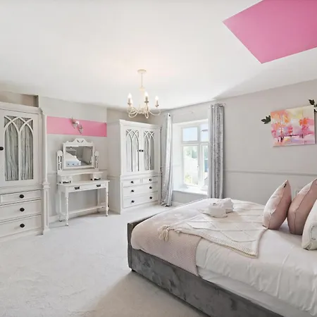 Holiday home Stylish Abode - Sleeps 10 Bristol
