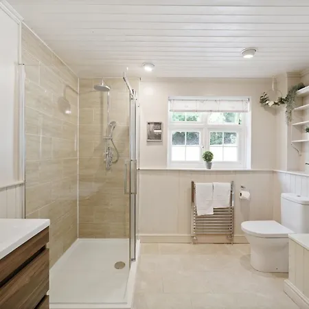 Stylish Abode - Sleeps 10 Bristol