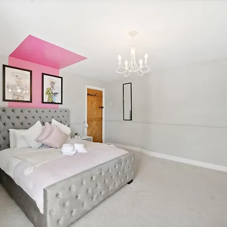 Stylish Abode - Sleeps 10 * Bristol