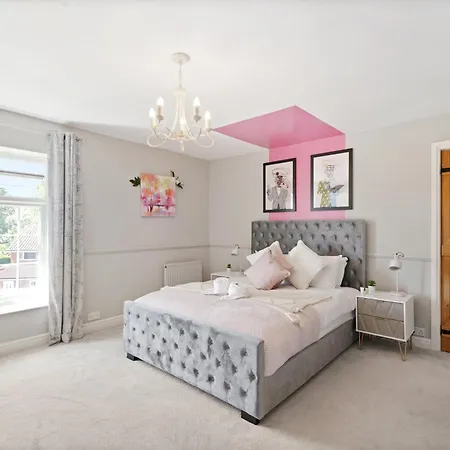 Stylish Abode - Sleeps 10 Holiday home *